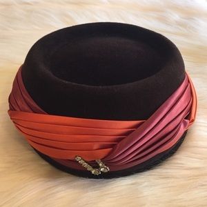 VINTAGE CHOCOLATE BROWN HAT/ORIGINAL BROOCH Peach Satin Trim‎ Knot